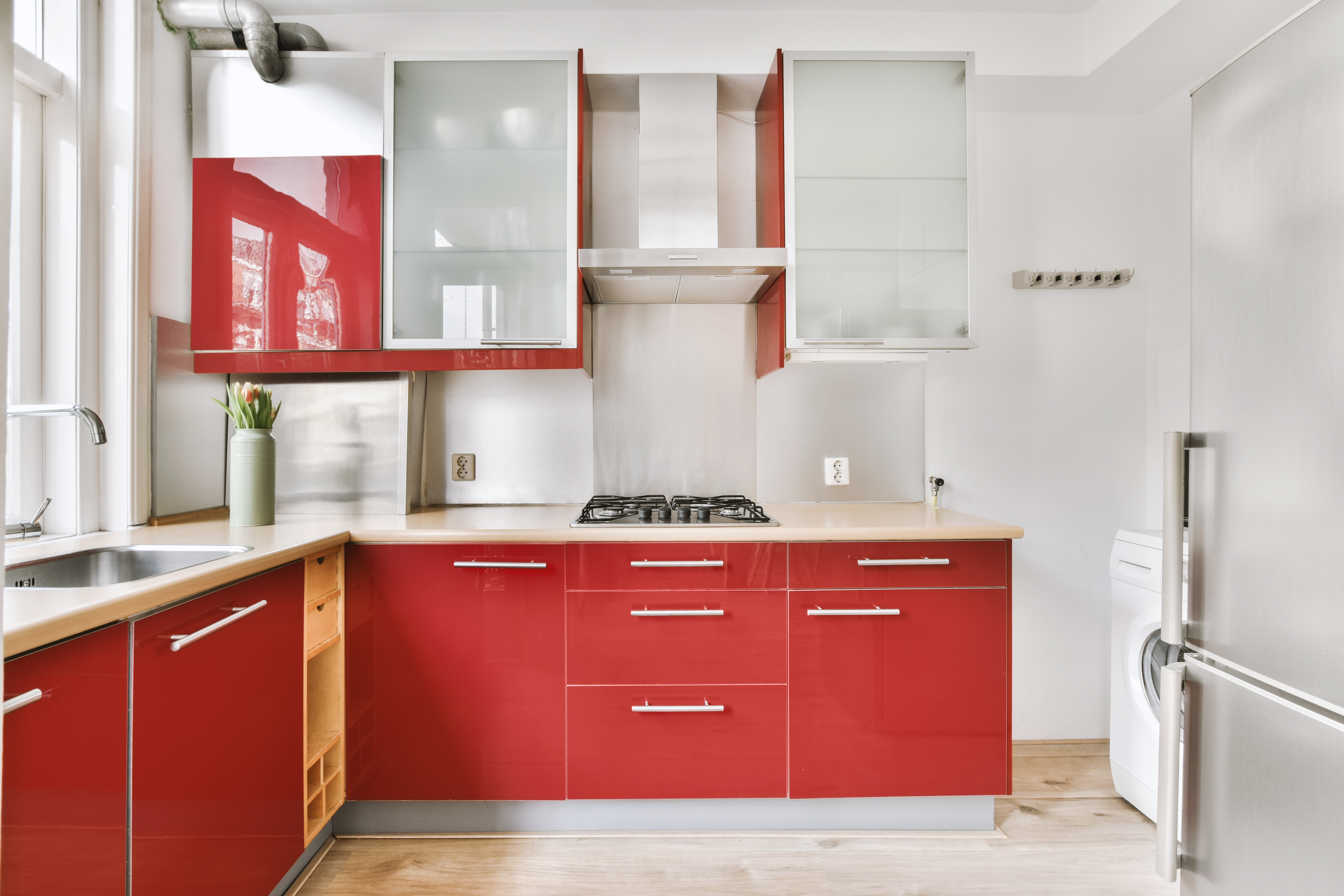 Cozinha com armários em vermelho