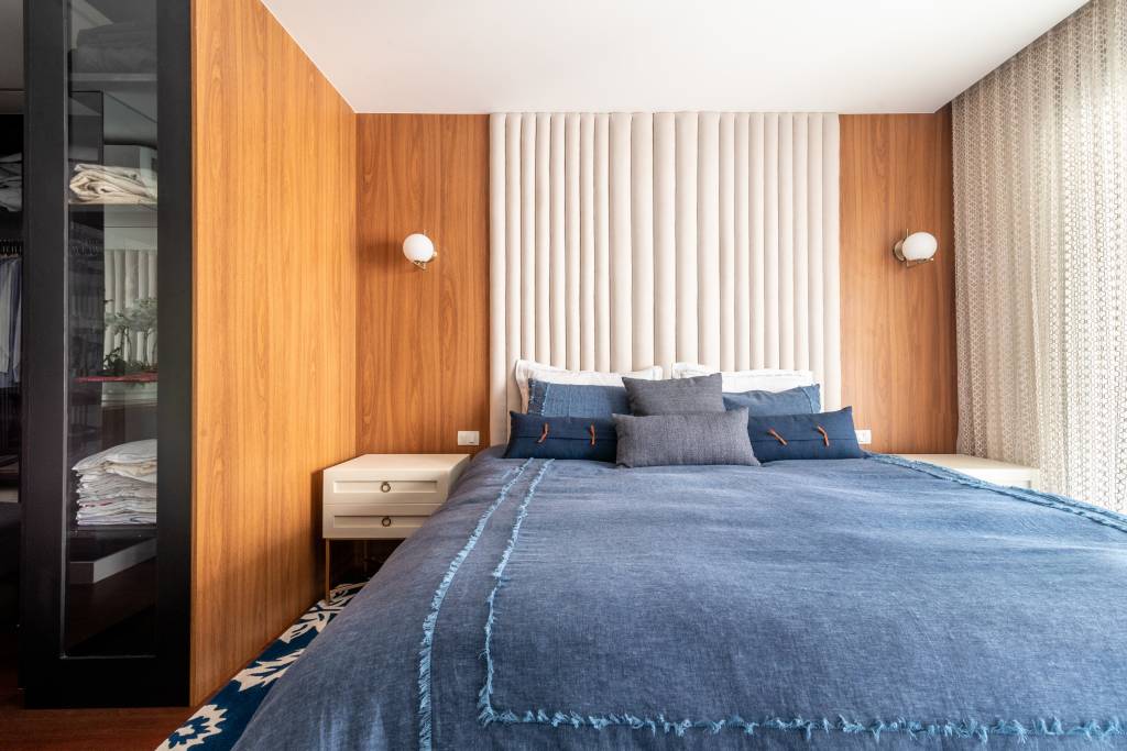 Quarto com roupa de cama azul escura