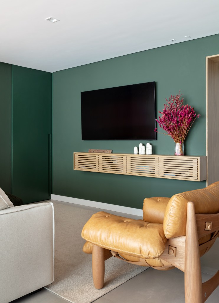 Sala de estar com paredes verdes