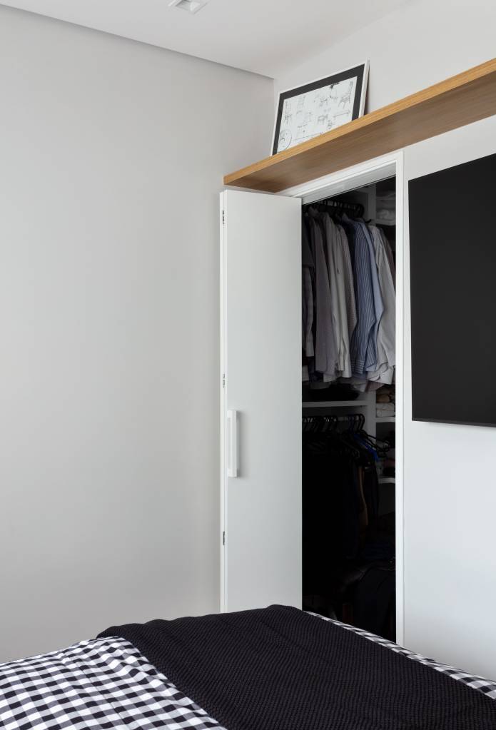 Closet pequeno em quarto