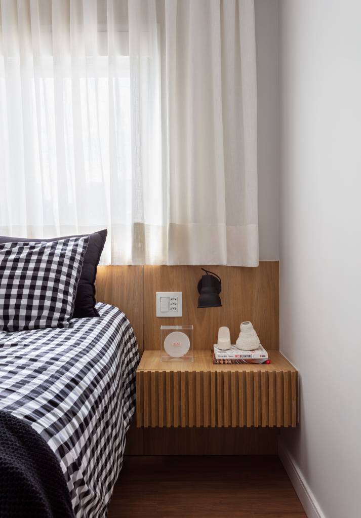 Quarto com mesinha de cabeceira