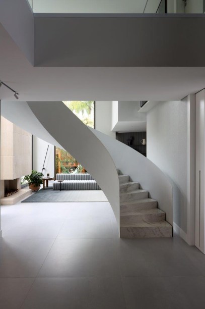 Escada escultural é destaque nesta casa de 730 m² 