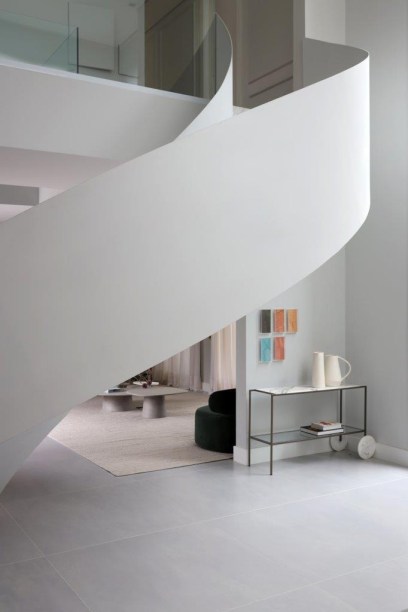 Escada escultural é destaque nesta casa de 730 m² 