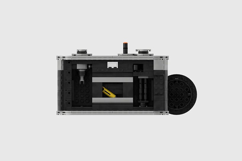 Câmera analógica preta com detalhes em cinza totalmente feita com peças de lego.