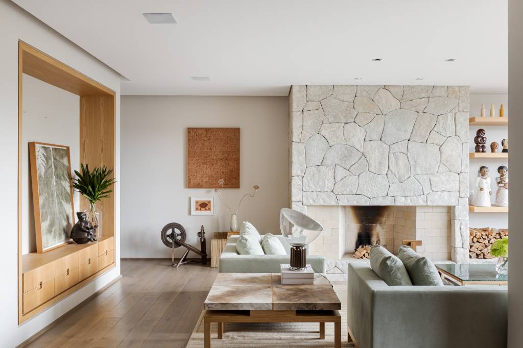 Sala de estar com lareira de pedra clara