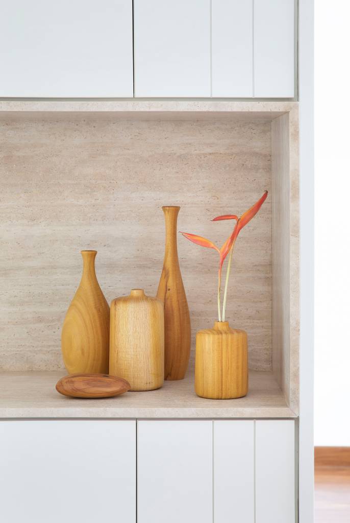 Materiais-naturais-dao-um-ar-leve-para-este-ape-de-240-m2-projeto-escritorio-A+G-Arquitetura-foto-Juliano-Colodeti-decoracao-madeira-vasos Detalhes em madeira