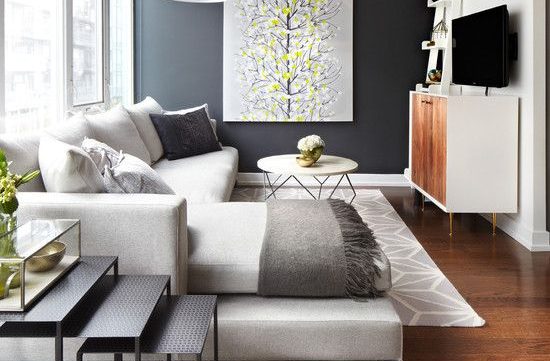 Sala de estar pequena 40 inspirações com estilo DigsDigs (2) Sala de estar pequena com sofá em L, decorada em tons de cinza.