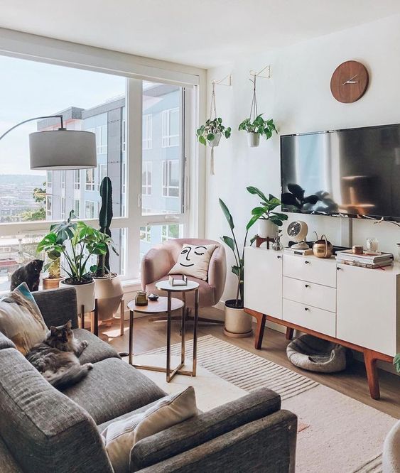 Sala de estar pequena 40 inspirações com estilo DigsDigs Sala de estar em tons neutros, decorado por vasos de plantas.