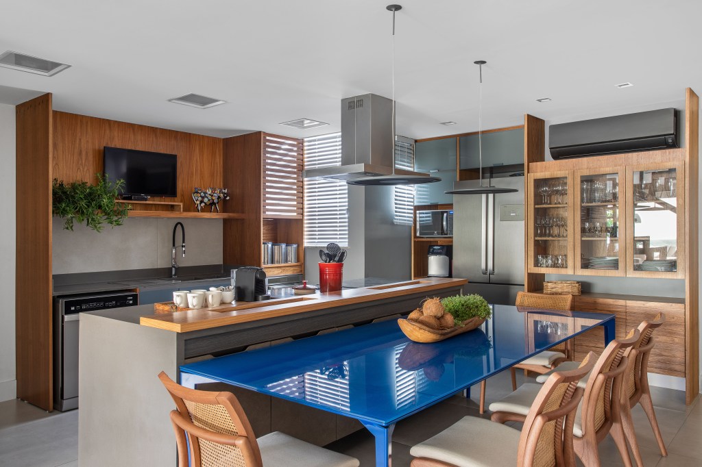 Cozinha com mesa azul