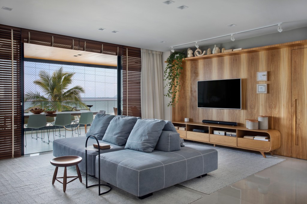 Sala de estar com sofá em modelo ilha