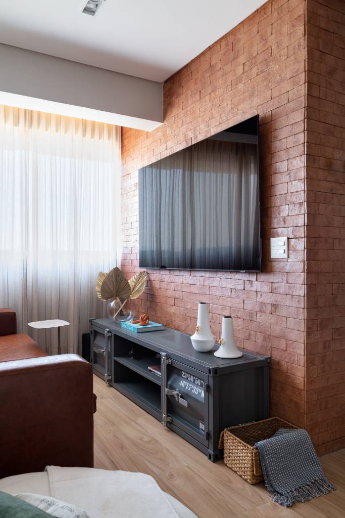 ape-litoral-mistura-de-provencal-e-vintage-memoa-arquitetos-fotos-Alessandro Gruetzmacher-parede-rack-tv-sala-tijolinhos ape-litoral-mistura-de-provencal-e-vintage-memoa-arquitetos-fotos-Alessandro Gruetzmacher-parede-rack-tv-sala-tijolinhos