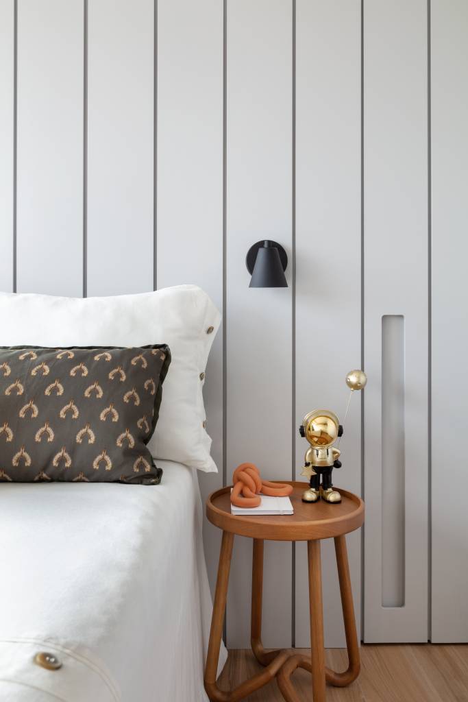 ape-litoral-mistura-de-provencal-e-vintage-memoa-arquitetos-fotos-Alessandro Gruetzmacher-quarto-cama-cabeceira-mesinha ape-litoral-mistura-de-provencal-e-vintage-memoa-arquitetos-fotos-Alessandro Gruetzmacher-quarto-cama-cabeceira-mesinha