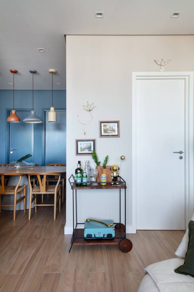 ape-litoral-mistura-de-provencal-e-vintage-memoa-arquitetos-fotos-Alessandro Gruetzmacher-sala-bar ape-litoral-mistura-de-provencal-e-vintage-memoa-arquitetos-fotos-Alessandro Gruetzmacher-sala-bar