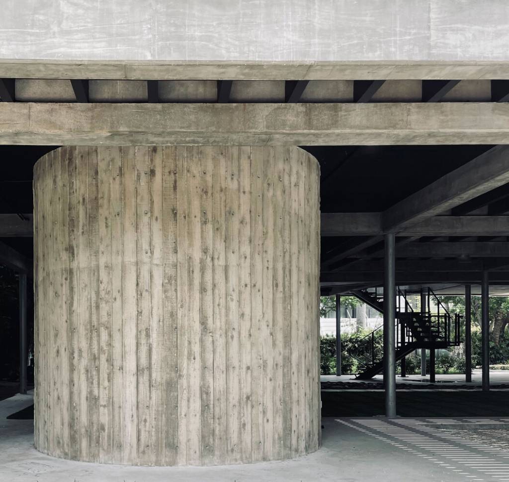 arquitetura-para-resistir-as-mudanças-climaticas-stephan-goettlicher-detalhe-palafita-escadas-acesso Detalhe da
