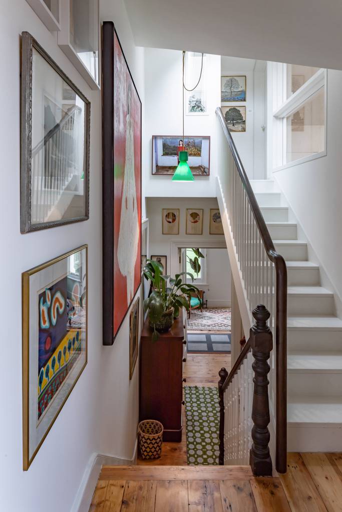 casa-no-reino-unido-projeto-contemporaneo-sala-de-musica-cairn-architects-fotos-peter-landers-escada-corredor casa-no-reino-unido-projeto-contemporaneo-sala-de-musica-cairn-architects-fotos-peter-landers-escada-corredor