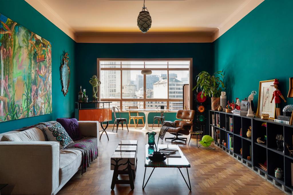 Sala de estar com sofá cinza e mesa de centro
