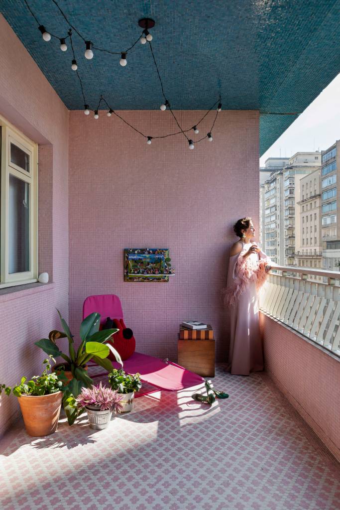 colorido-exuberante-com-bossa-ape-120m-Pilula-Antropofagik-Arquitetura-fotos-denilson-machado-varanda-ladrilho-piso Varanda com paredes rosa