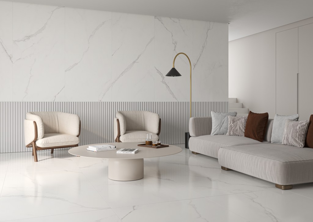 Living com decoração minimalista tem piso e paredes revestidas com o mesmo porcelanato imitando mármore natural.