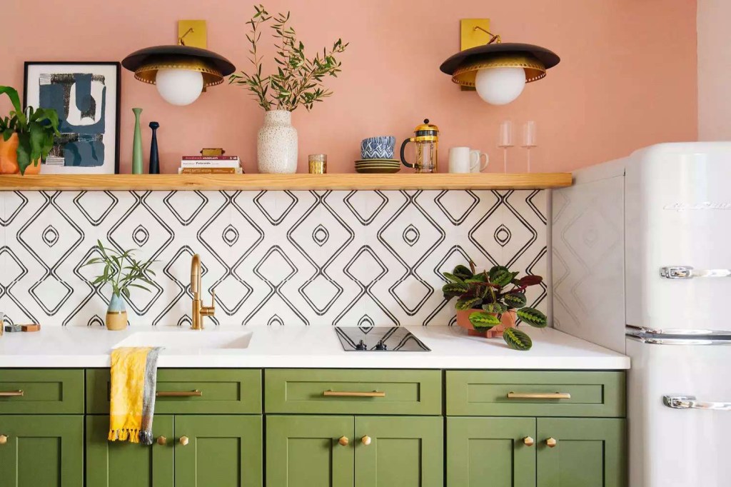 cozinha-geometrica-azulejo-bancada-armario-luminaria-prateleira-backsplash-spruce Cozinha com parede rosa e backsplash geométrico