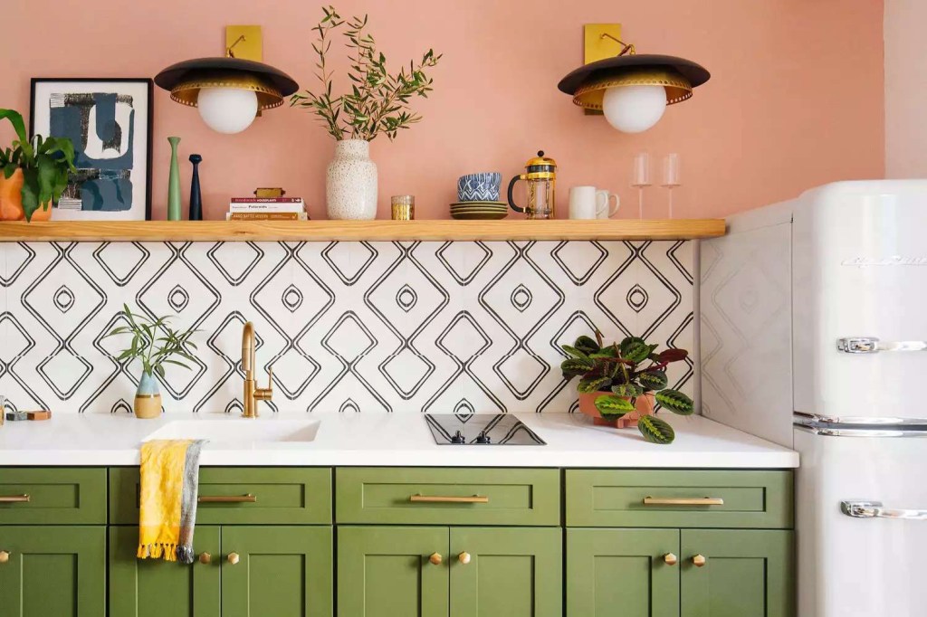 Cozinha com parede rosa e backsplash geométrico