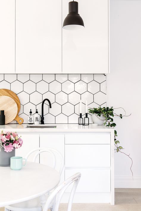 Cozinha branca com backsplash com azulejos hexagonais
