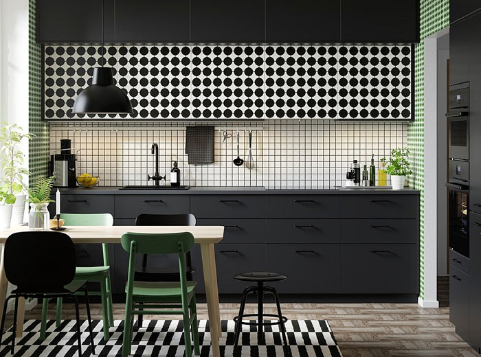 Cozinhas com piso branco e preto e armários com padrões brancos e pretos