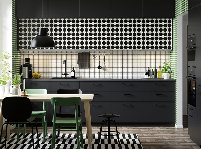 cozinha-geometrica-azulejo-bancada-mesa-armario-preto-branco-interiorzine Cozinhas com piso branco e preto e armários com padrões brancos e pretos