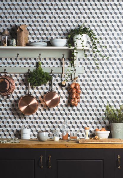 Cozinha com paredes de azulejos e panelas penduradas
