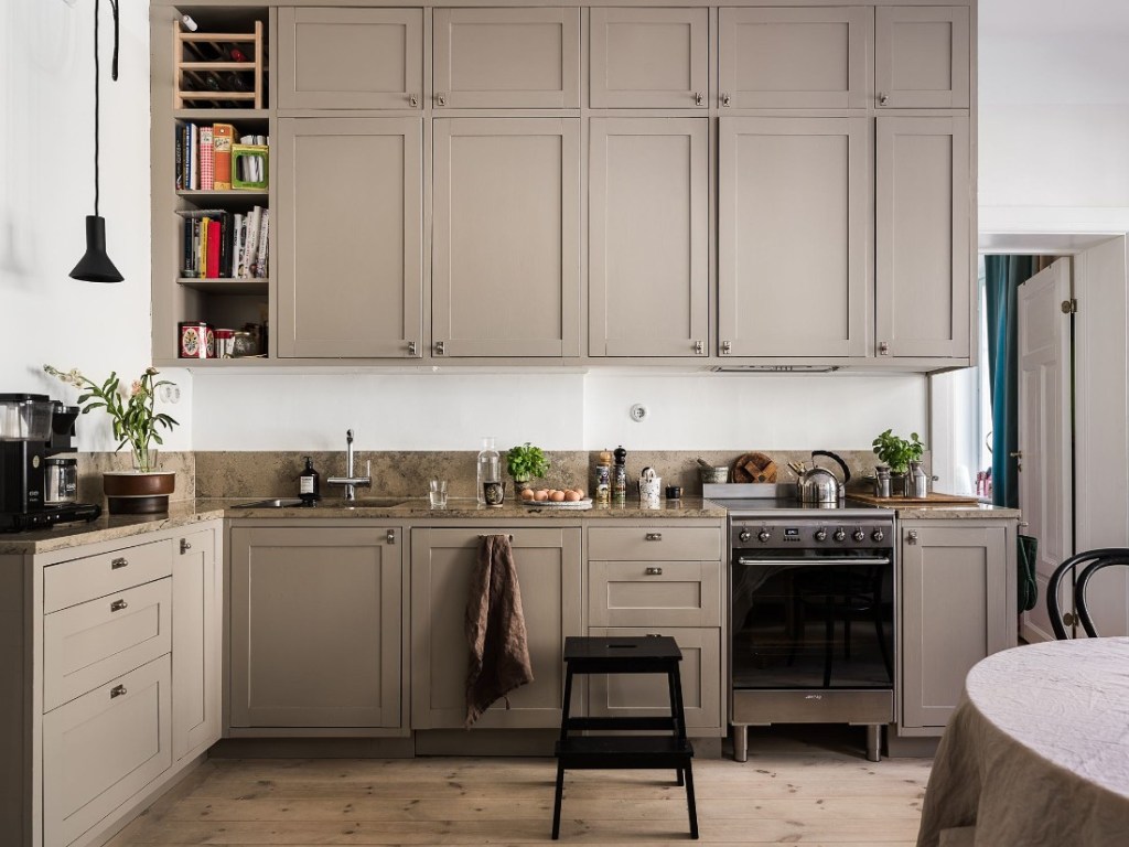 cozinha-taupe-armarios-balcao-treehouse Cozinha com armários na cor taupe