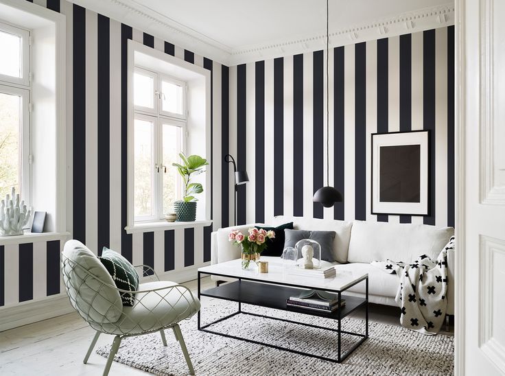 decoracao-listrada-branco-preto-sala-sofa-poltrona-mesa-centro-pinterest Sala com paredes listradas; sofá, poltrona e mesa de centro