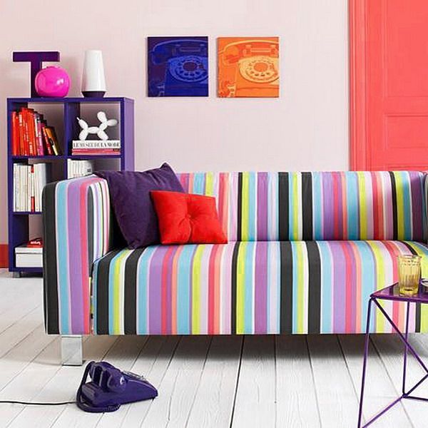 decoracao-listrada-colorida-sofa-pinterest Sala com sofá colorido listrado
