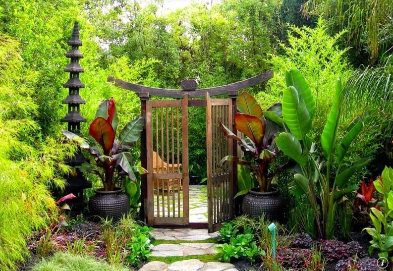 Jardim com portal em madeira
