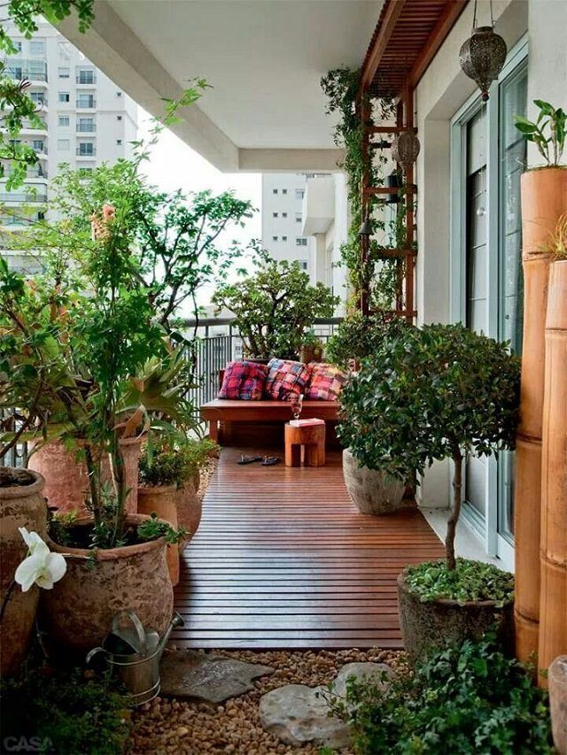jardim-varanda-plantas-pinterest Varanda com deck em madeira e plantas