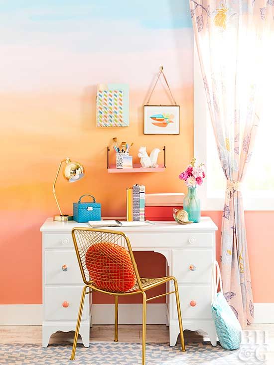 Home office pequeno com parede ombré colorida
