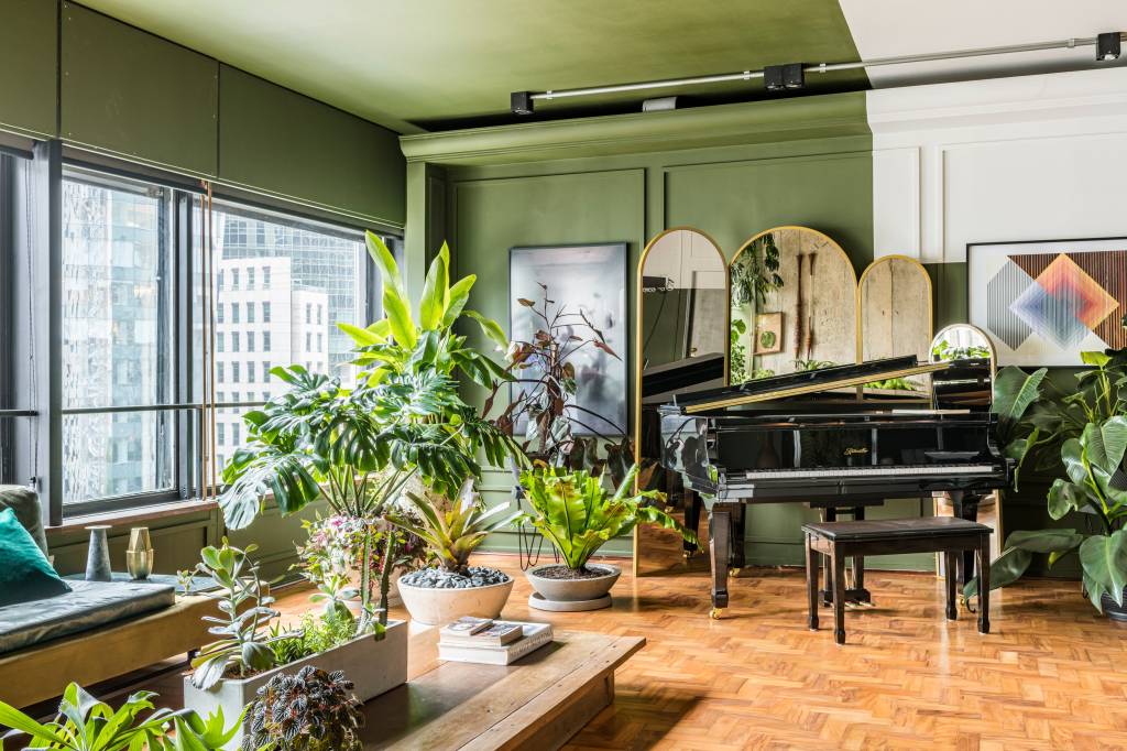 Sala de estar com plantas, piano e itens de design