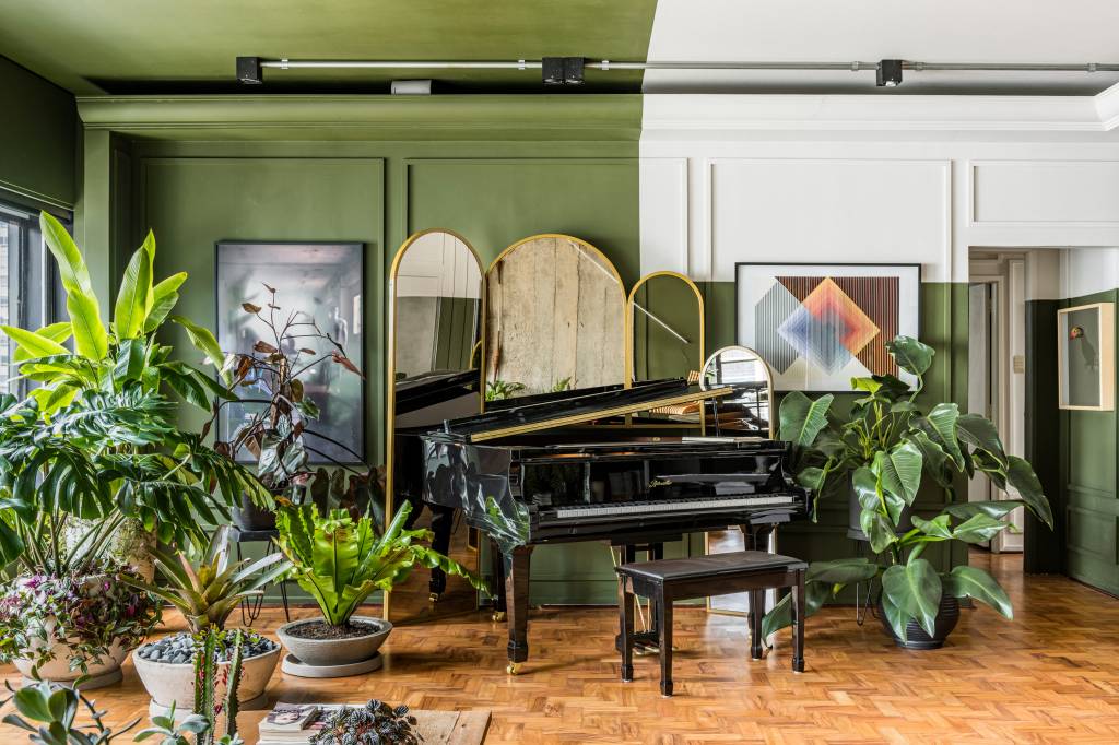 Piano rodeado de plantas e outros itens de decoração
