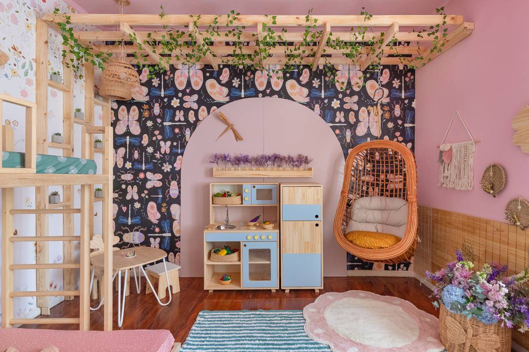 Quarto Florescer, por Andrea Chapira (Deea Lab). A proposta do espaço de 18 m² foi transmitir o conceito do florescimento não só pela visão da natureza, mas também da evolução das fases da criança durante a infância. O quarto compartilhado foi projetado para três irmãs. A proposta de Andrea Chapira é que essas crianças possam ‘viver o quarto’, brincar e interagir com todos os móveis. A Cama Juliana com formato casinha permite criar histórias além do uso principal. A Beliche Aventureiros é divertida e auxilia na autonomia na coordenação motora. Já o papel de parede complementa as peças e cria um cenário que destaca a natureza. “O que mais me agradou no projeto foi possibilidade de criar um espaço conceitual com peças reais, que contribuirão para o “desabrochar” da infância por meio da interação das crianças com o ambiente”, completa Andrea Chapira. Quarto Florescer, por Andrea Chapira (Deea Lab). A proposta do espaço de 18 m² foi transmitir o conceito do florescimento não só pela visão da natureza, mas também da evolução das fases da criança durante a infância. O quarto compartilhado foi projetado para três irmãs. A proposta de Andrea Chapira é que essas crianças possam ‘viver o quarto’, brincar e interagir com todos os móveis. A Cama Juliana com formato casinha permite criar histórias além do uso principal. A Beliche Aventureiros é divertida e auxilia na autonomia na coordenação motora. Já o papel de parede complementa as peças e cria um cenário que destaca a natureza. “O que mais me agradou no projeto foi possibilidade de criar um espaço conceitual com peças reais, que contribuirão para o “desabrochar” da infância por meio da interação das crianças com o ambiente”, completa Andrea Chapira.