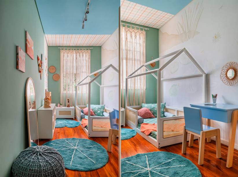 Sapo na Lagoa, por Muskinha. A cofundadora da Muskinha Amanda Chatah, em parceria com a designer Julyana Molina, criou um quarto inspirado no método Montessori. O espaço de 6m² foi decorado com móveis que priorizam a autonomia e o desenvolvimento das crianças, como Cama Lírio Montessori laqueada com detalhes em palha sextavada. Para que os pequenos tenham mais autonomia ao deitar-se e levantar, o móvel é fabricado com altura mais baixa que as camas convencionais. A Lousa Casinha incentiva a escrita desde cedo, e o Livreiro Lavanda estimula a leitura e promove mais organização. A Carteirinha laqueada de azul incentiva a criatividade durante os estudos. Com teto azul, tons suaves e mix de estampas, o quarto Sapo na Lagoa é uma homenagem aos rios e lagos brasileiros. O papel de parede que leva o nome do ambiente complemente essa proposta.