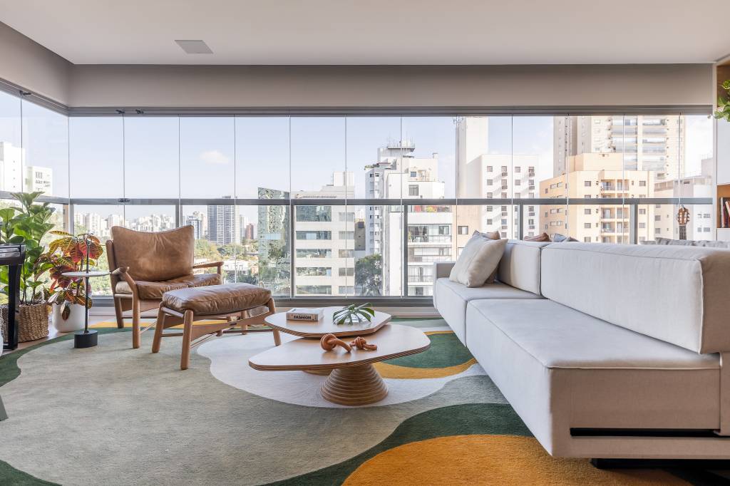Varanda com poltrona, sofá e mesa de centro