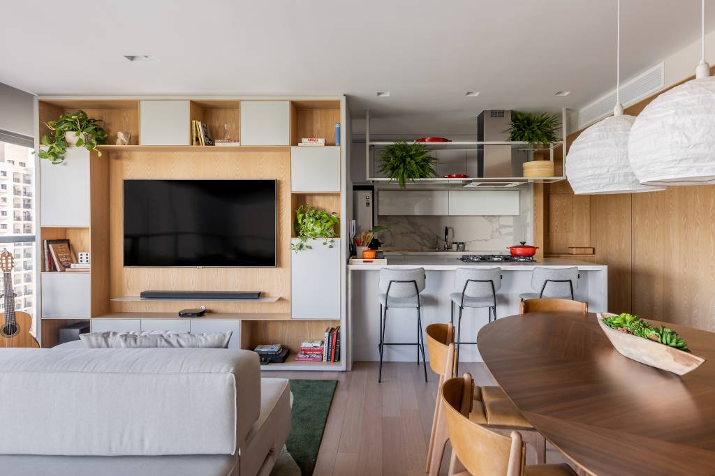 Sala de estar integrada com cozinha e sala de jantar