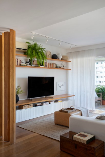Apartamento de 200 m² possui madeira no piso, paredes e mobiliário