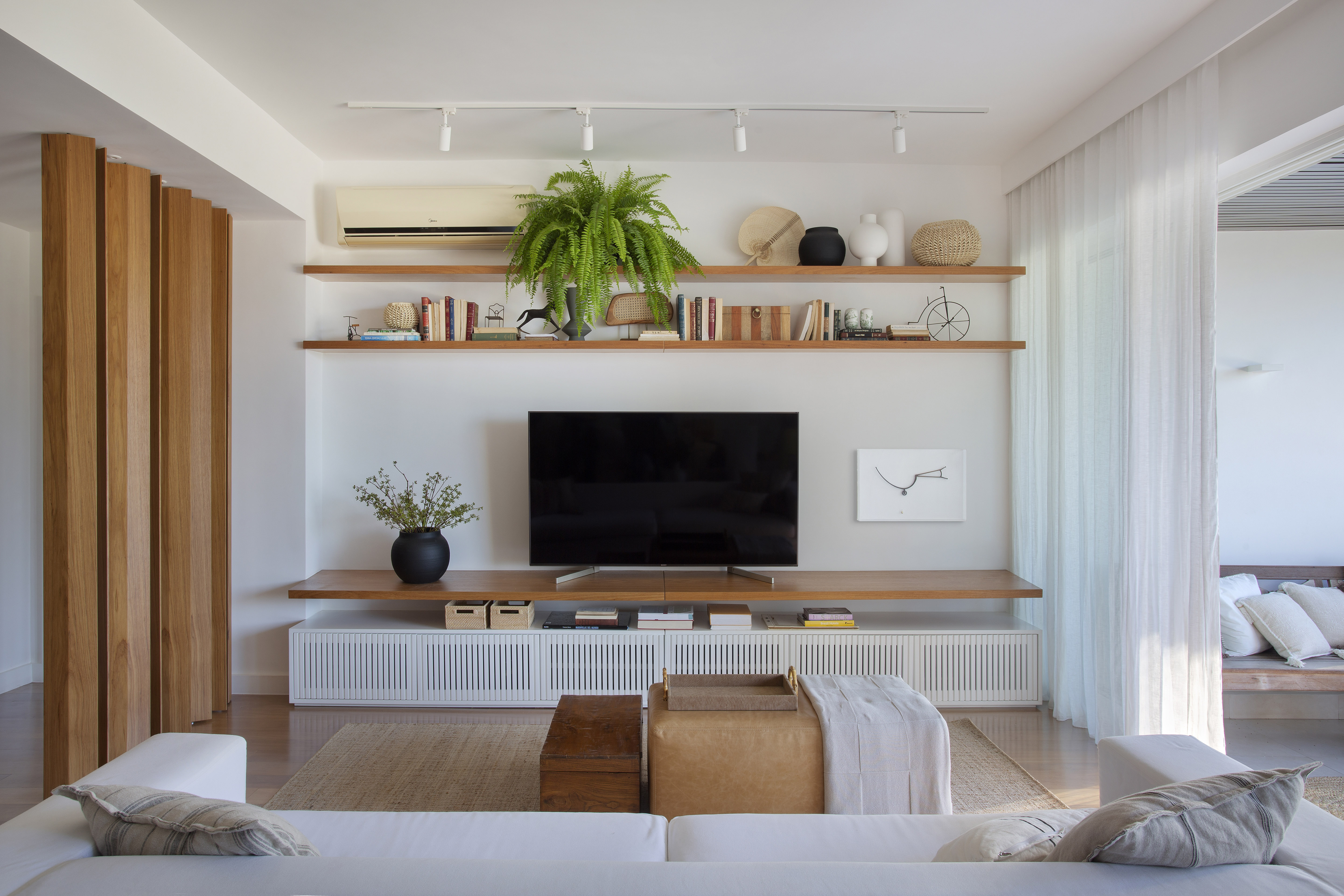 Apartamento de 200 m² possui madeira no piso, paredes e mobiliário