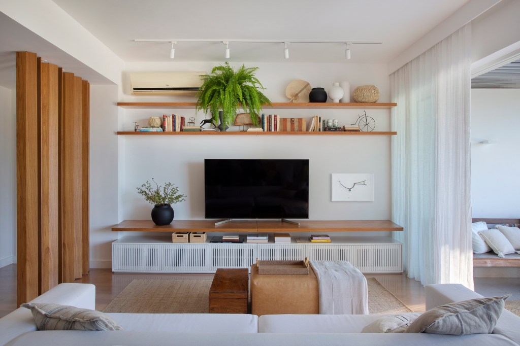 Apartamento de 200 m² possui madeira no piso, paredes e mobiliário. Projeto de Mar Arquitetura.