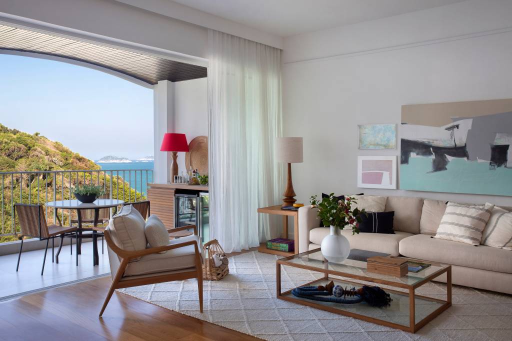 Apartamento de 200 m² possui madeira no piso, paredes e mobiliário