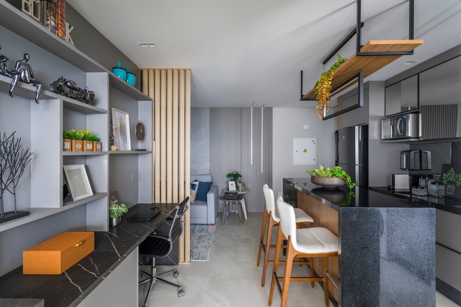 Apartamento de 82 m² ganha jardim vertical no corredor e cozinha com ilha