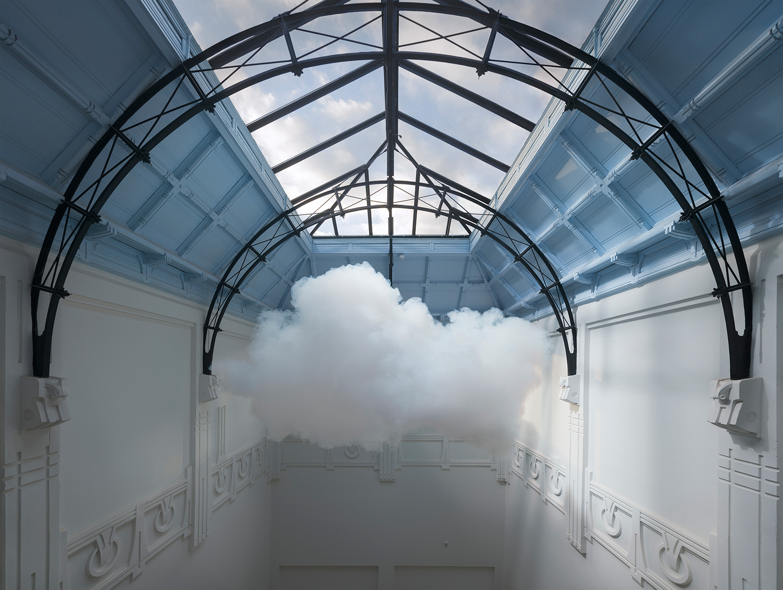 Artista holandês cria nuvens reais em ambientes fechados
