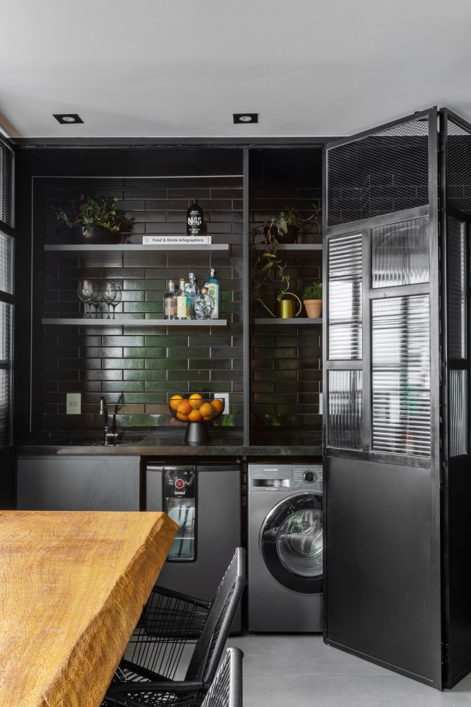 Duplex de 97 m² tem espaço para festas e lavabo instagramável. Projeto de Zabka Closs Arquitetura.