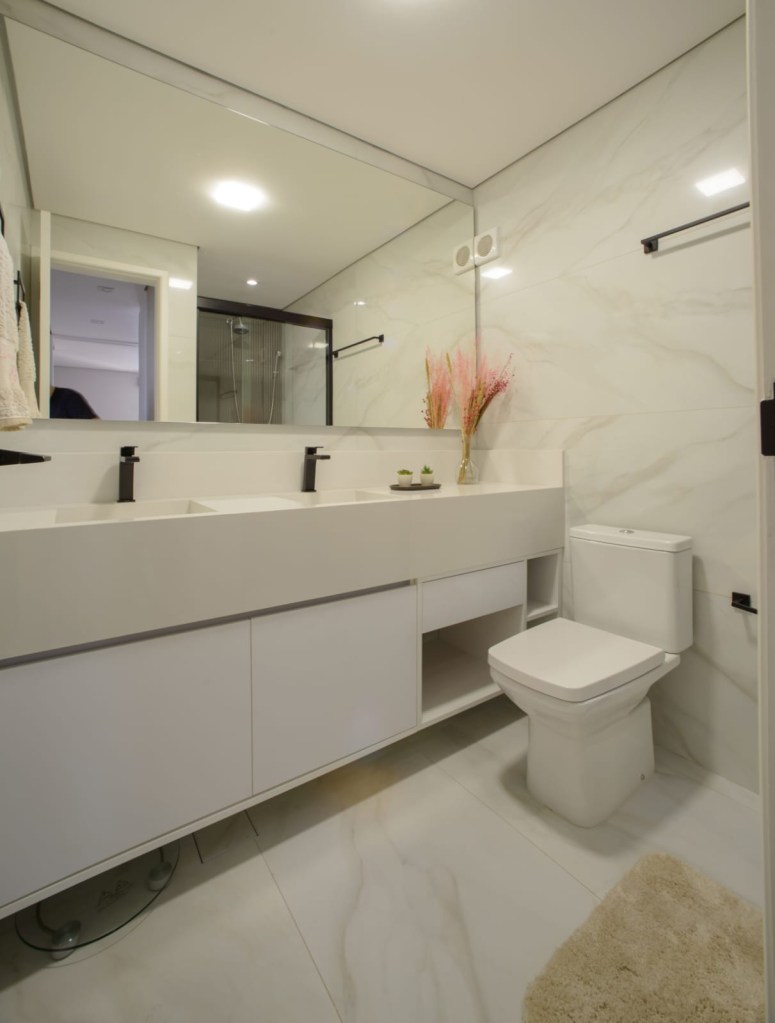 Banheiro com revestimento em mármore