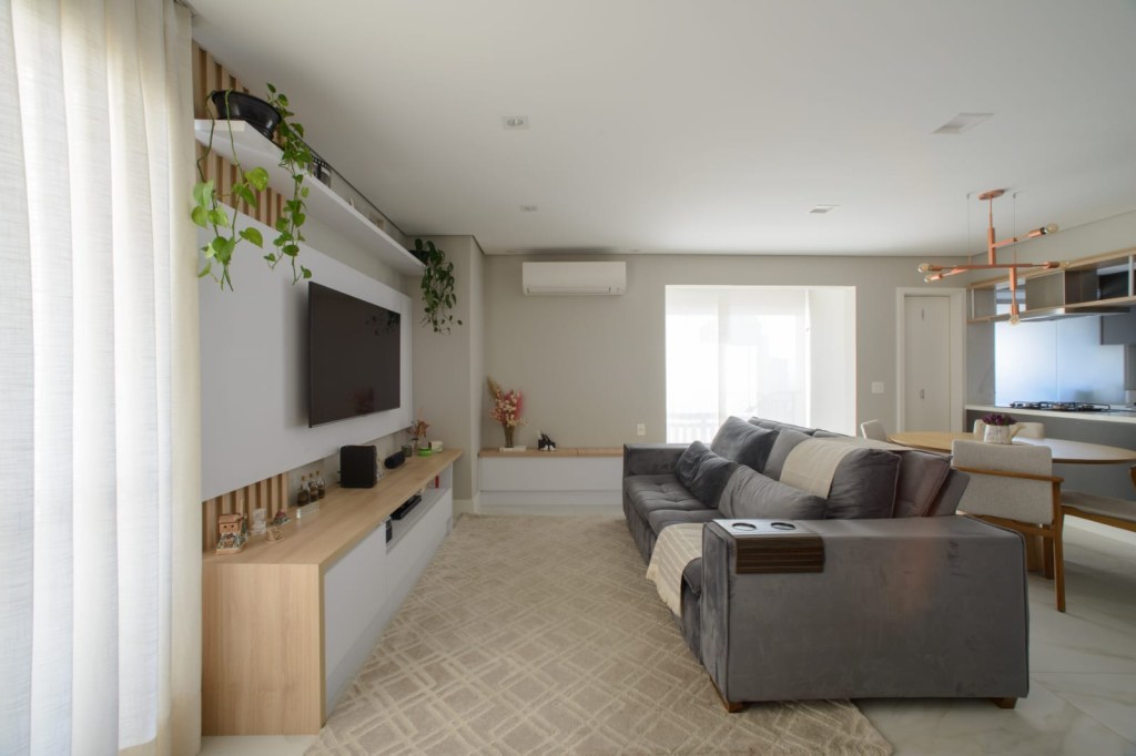 Sala de estar com sofá e tv