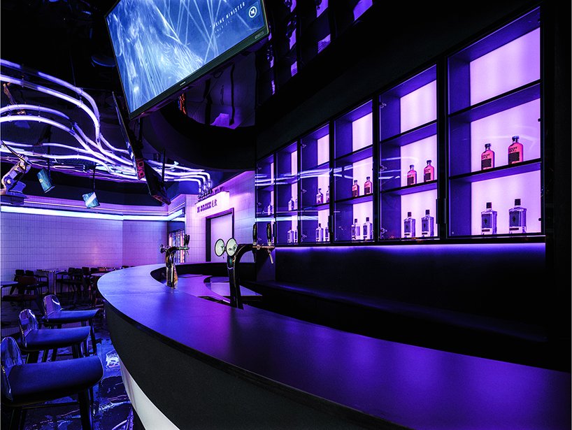 Este bar apresenta uma exibição eclética de som, luz e cor